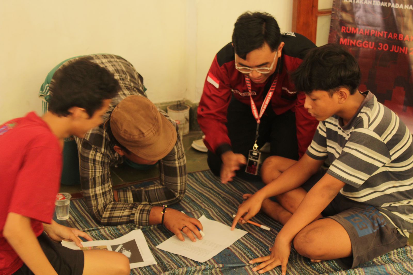 FGD untuk Remaja dan pembacaan cerita edukasi untuk anak anak